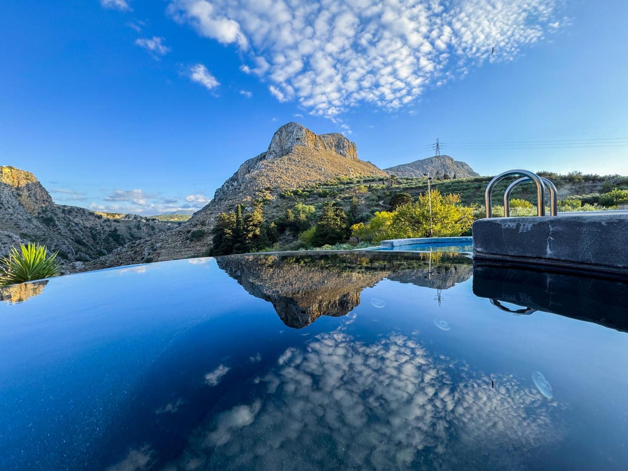 Heated Private Ozone Salt Pool, Jacuzzi, Cinema Inside & Outside, Ping Pong, Billiard, Ps5, Playground, Giant Chess, Giant Monopoly, Table Football, 3X Surround Sound - Villa Rokka Luxe Kíssamos Exterior foto