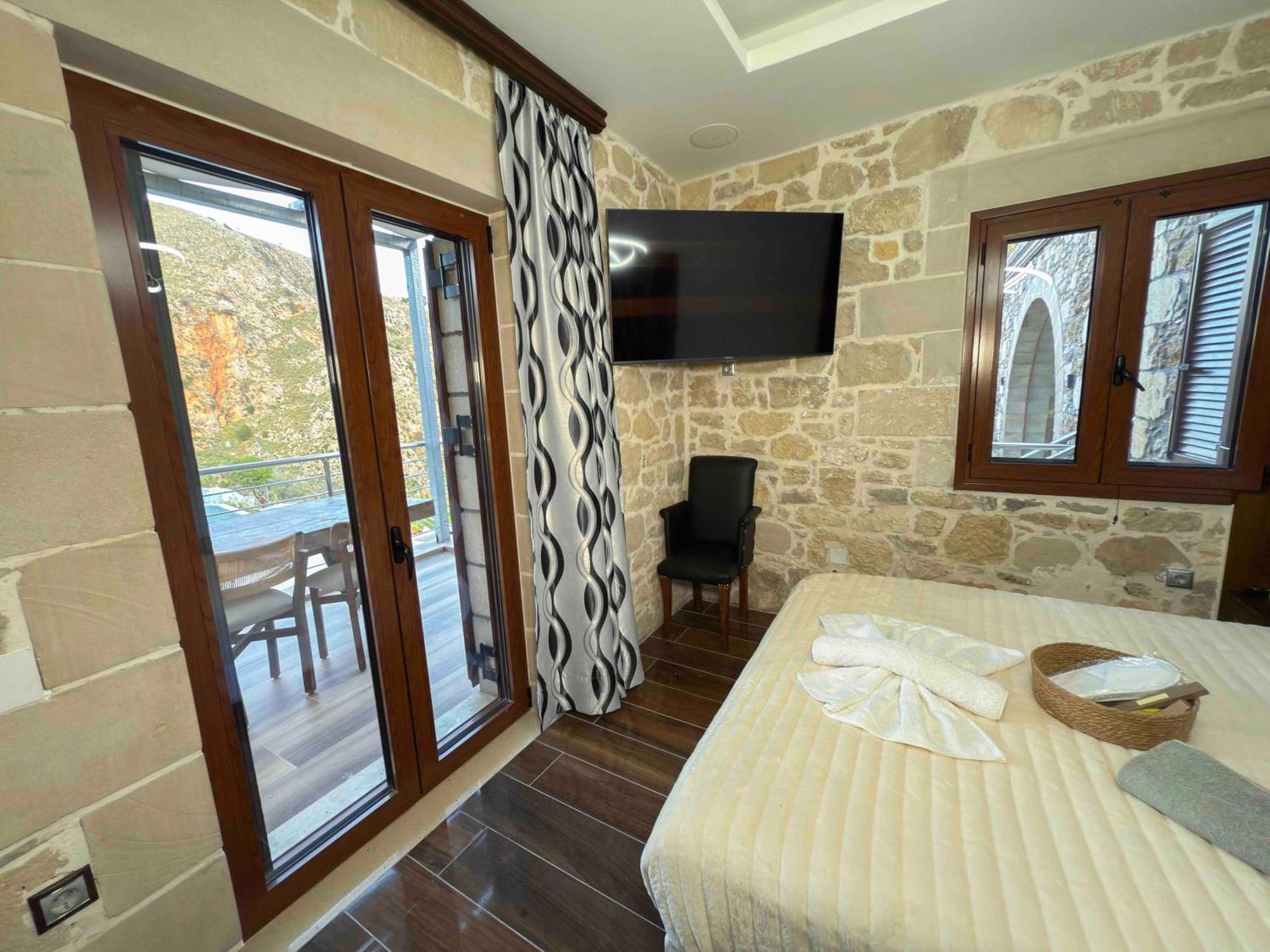 Heated Private Ozone Salt Pool, Jacuzzi, Cinema Inside & Outside, Ping Pong, Billiard, Ps5, Playground, Giant Chess, Giant Monopoly, Table Football, 3X Surround Sound - Villa Rokka Luxe Kíssamos Exterior foto